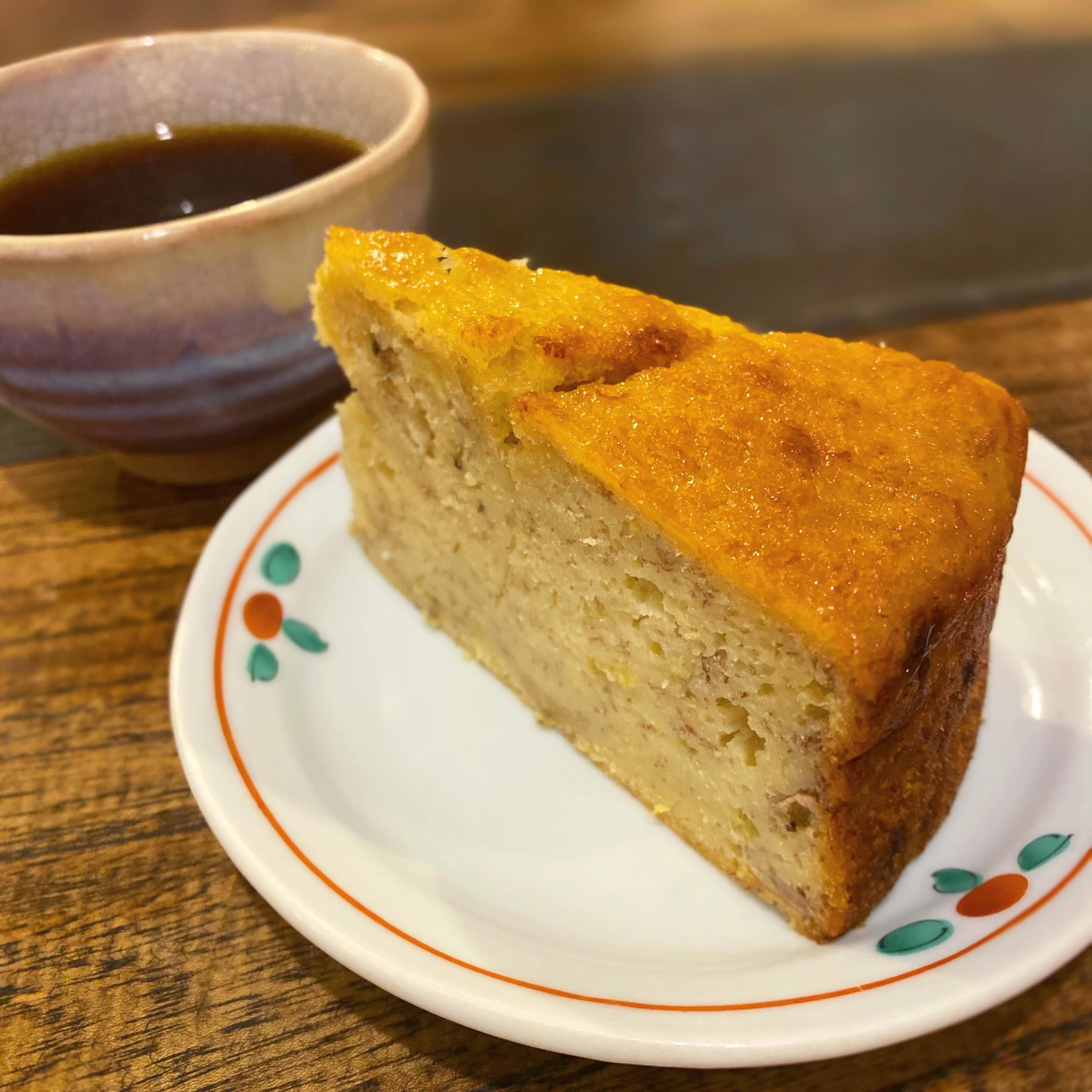 20周年のお祝いに、元こいけ菓子店の圭子ちゃんが、店長の好物バナナケーキを焼いて差し入れてくれましたよ！　やったあ！
ちなみにまほろば珈琲店で、たまに助っ人している圭子ちゃんに会えますよ、ということをこそっとお伝えしておきますね（麻）