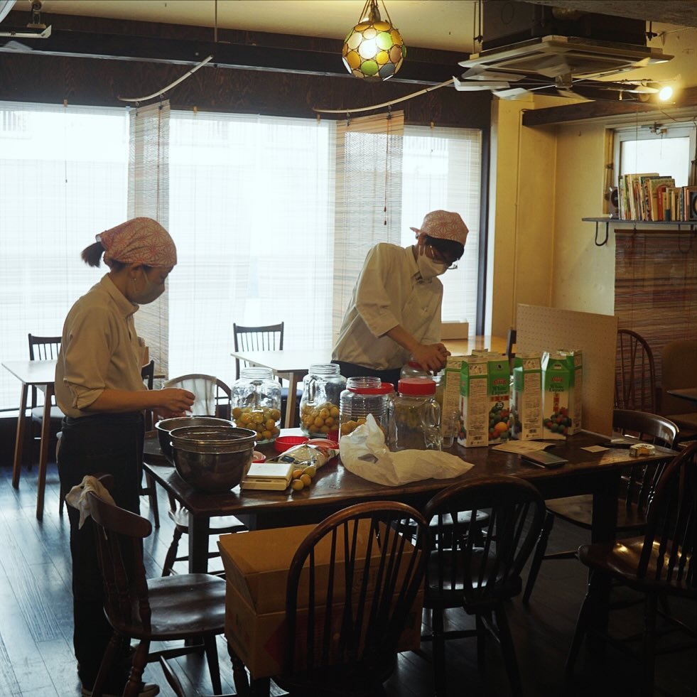 さてさて20周年記念ウィーク進行中の当店ですが、水面下では？梅酒漬けも進行中！と、土曜日の午後は大学生スタッフのヤスくんに助っ人出勤をお願いして、夜番いのっちと舎弟コンビでドンドコ作業が進むススム！（タノミマス！）（お）