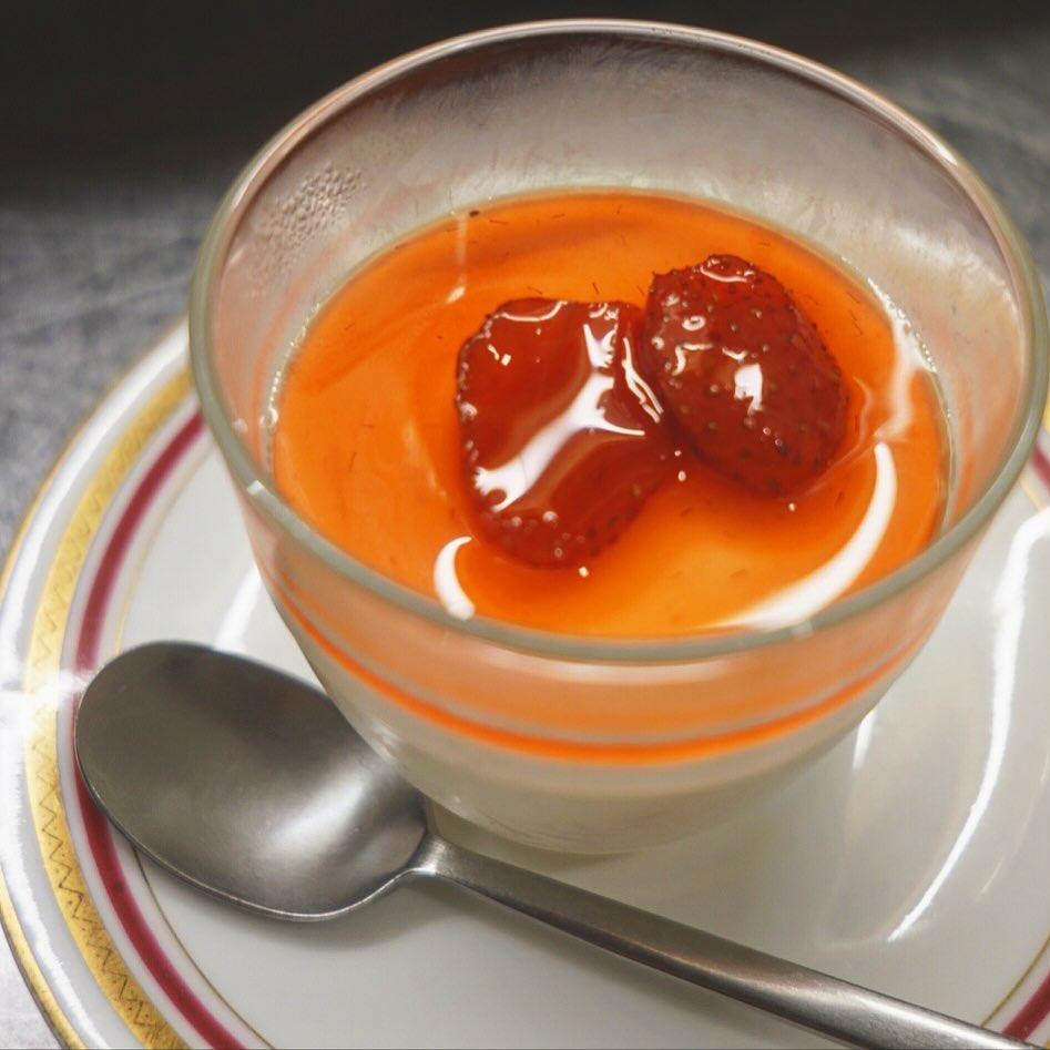 さてさて、夏らしくデザートが切り替わっております…レアチーズケーキの季節がやってきましたね！　まずは春に作っておきました自家製のいちごのコンフィチュールをソースにした「いちごのレアチーズケーキ」です！
ベースのレアチーズ部分は甘さ控えめ、ゆず果汁で優しい酸味を加えております。いちごのコンフィチュールも、甘味と酸味のバランスを大事に仕上げました！
なにせ苺ですから、あるだけで売り切れになる予定！ぜひあるうちに、ご来店お待ちしております
