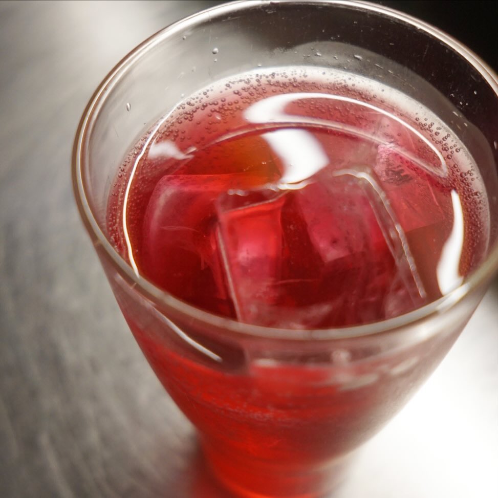 さてさて梅雨入りしての今週末！出来上がったばかりの「自家製赤しそシロップ」登場！もちろんソーダ割りに水割りは日本の夏のおいしさですよね！と、もちろんお酒を入れてサワーでも！
お昼時はお得にセットドリンクでもお出ししますよ！と、えぇ、梅雨の最中もまた暑い夏もひんやり赤しそドリンクで元気にまいりましょうね！（お）