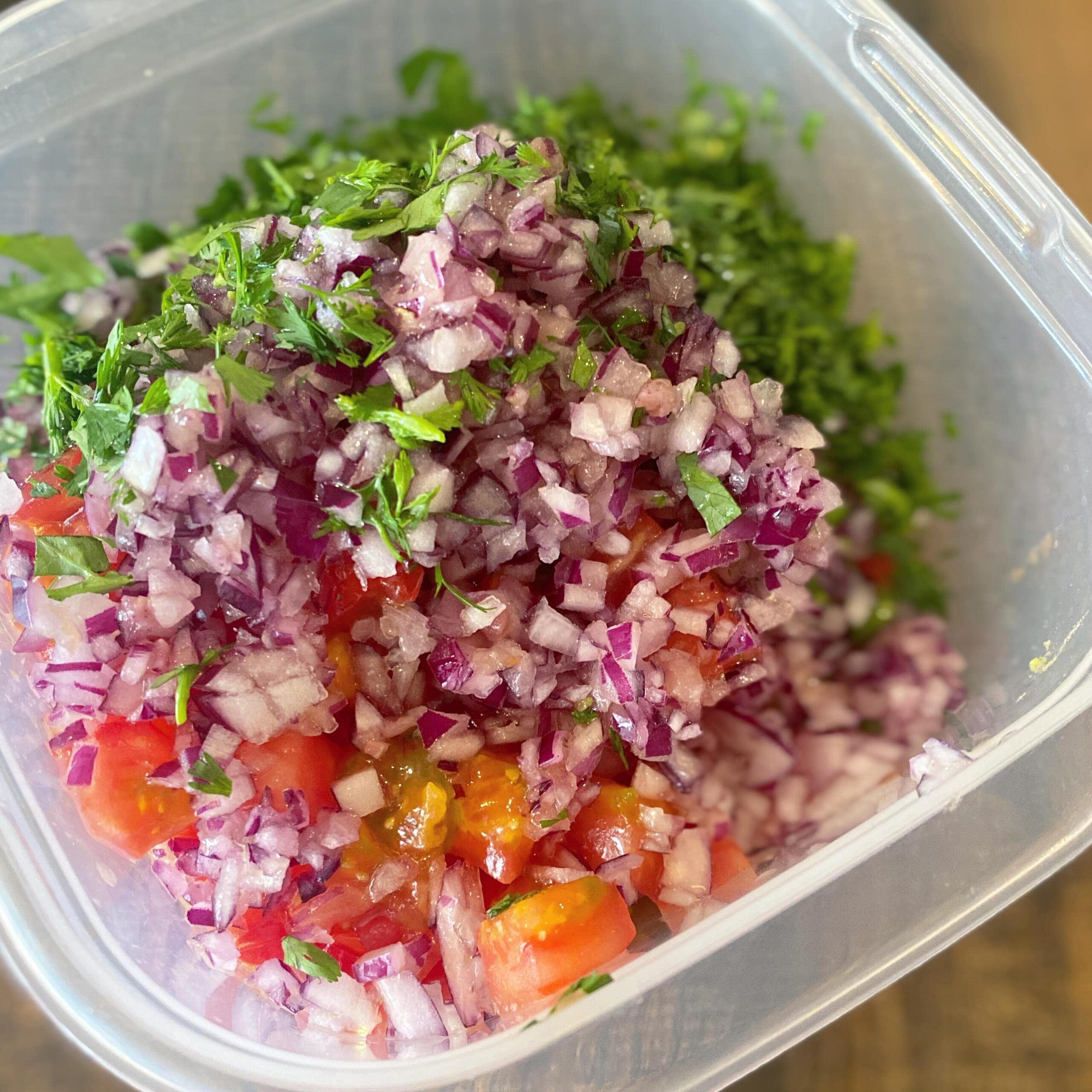 混ぜる前のマサラ・パパドの具…！
マサラ・パパドは、当店店名の由来となったネパール、カトマンズのチベット家庭料理のお店で、ワタシとokayanが滞在中毎日通って毎日食べたおつまみです。
パリッとあげた豆のスナック・パパドに、トマトと玉ねぎ、コリアンダーベースのスパイシーなマサラを乗っけていただきます。ネパールではこれでもか！と辛いマサラがたくさんのっていて、すぐにしなしなになってしまったけど、パリッとしていただきたいので、別添えにしてお出しします！
はい、ビールください！（麻）