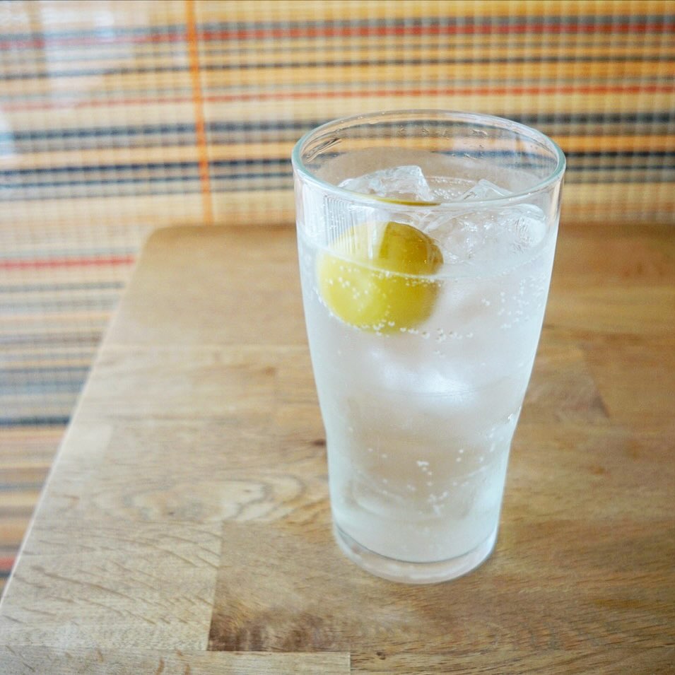 さてさてファンのみなさんおまっとさんっ！先日スタッフはぬまっちがわざわざ休日出勤して漬けてくれた「自家製梅シロップ」！いよいよ解禁です！なんだかんだでこの季節は最高のさわやかドリンク！やわらか〜い梅もまたイイネ！（たべられますよ！）ランチのセットドリンクでもお召し上がりいただけますよ〜！ぜひ〜！（お）