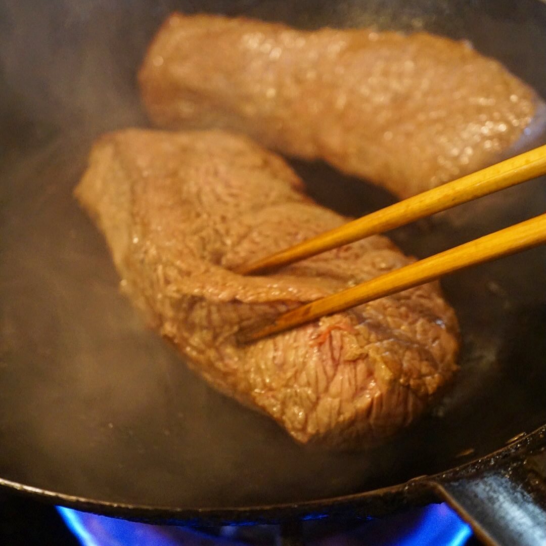 さてと今夜は冷前菜単品でもお出ししますよ「和風ローストビーフ」！フライパンでじゅうじゅう焼いておりますよ！もちろんごはんを合わせたどんぶりもご注文オッケー！とにかく自家製のたまねぎソースが旨いっ！（お）