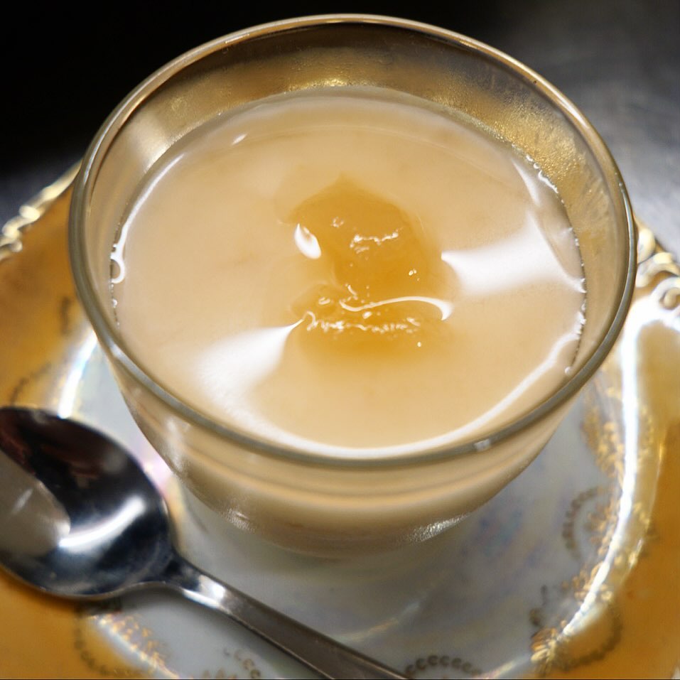 アレレレレ？そんなつもりじゃなかったけれど、ずいぶんと艶っぽい写真が撮れちゃったなぁと（笑…コスメっぽい？）本日登場は「桃のババロア」！いや、春の必殺「つぶつぶいちごのババロア」と並ぶ当店夏のババロアは、もちろんお味だって負けちゃいませんよ！と、すでにランチで大人気！今週末は早いもの勝ちですよー！（お）