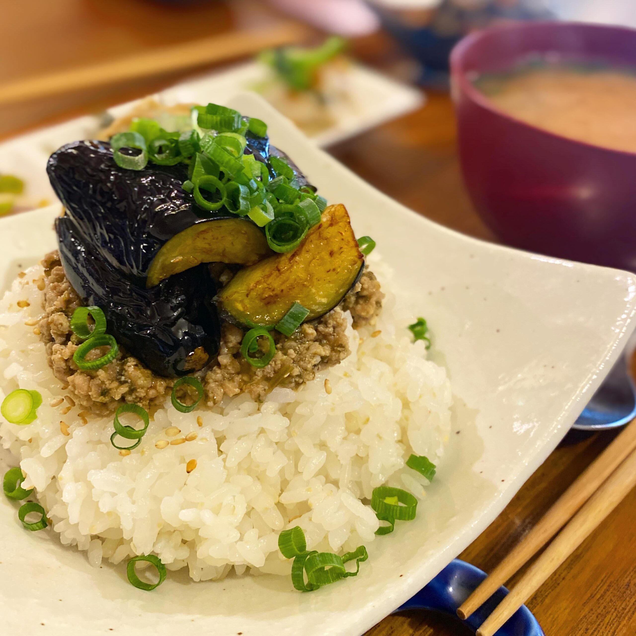 ランチでお出ししております「揚げ茄子と梅味噌そぼろどんぶり御膳」、夏になると、作りたくなる一品です。酒煎りして余計な脂を抜いた豚挽肉に叩いた梅とゆかり、味醂とお味噌などで味付けしたさっぱりどんぶり、夏バテにも効きそうです。揚げ茄子にはさっとお醤油を絡めてのっけます。間違いない組み合わせ、素敵なお惣菜と一緒にどうぞ！（麻）
