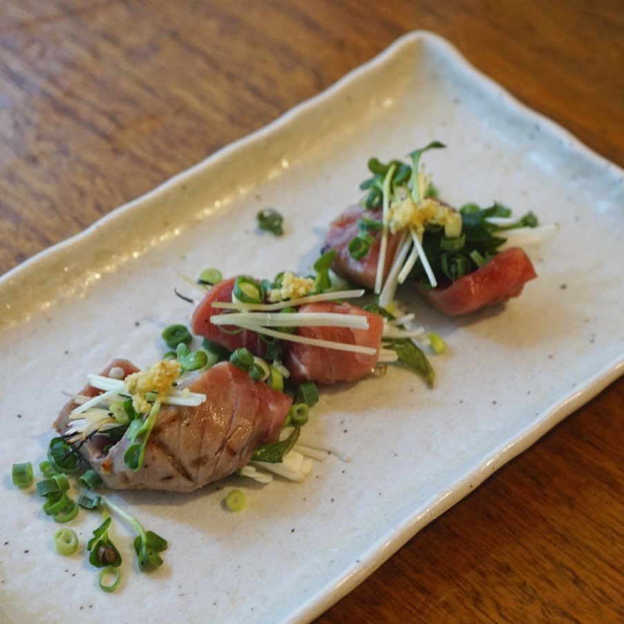 作り始めた瞬間、あまりの手のかかり方に後悔したけど頑張って作ったよ…！
炙りまぐろ巻き！
大葉と針生姜、白髪葱などの薬味を中トロまぐろで巻きまして、軽く炙りました！　お塩でいただく、酒の肴です。
これ、美味しいよ。
でもいつまで続けられるか分からないので、見つけた方はお早めにどうぞ〜（麻）