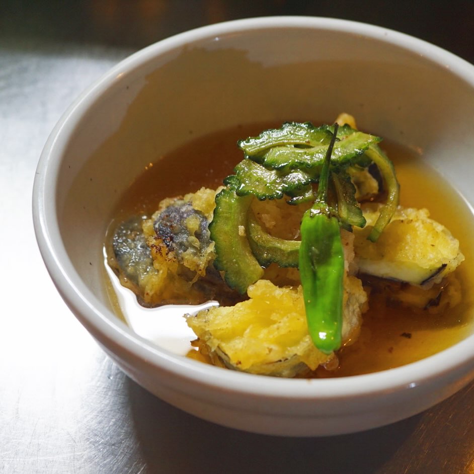 10年ぶりに、復活！　丑の日にちなみまして、リトスタ的鰻メニュー「茄子のうなぎはさみ揚げ」今週はご用意しました！
鹿児島産のうなぎを茄子で挟みまして、天ぷらに…さらに揚げ出し仕様でお出しします。鰻の甘味、茄子の優しい旨味、お出汁にしみしみ、紅葉おろしでアクセント。
とてもリトスタらしい一品です、夜のみのご提供ですので、よろしくお願いします！
ちなみに本日金曜日は予約が混み始めております。明日以降はまだ余裕がございますので、お電話おまちしております〜（麻）