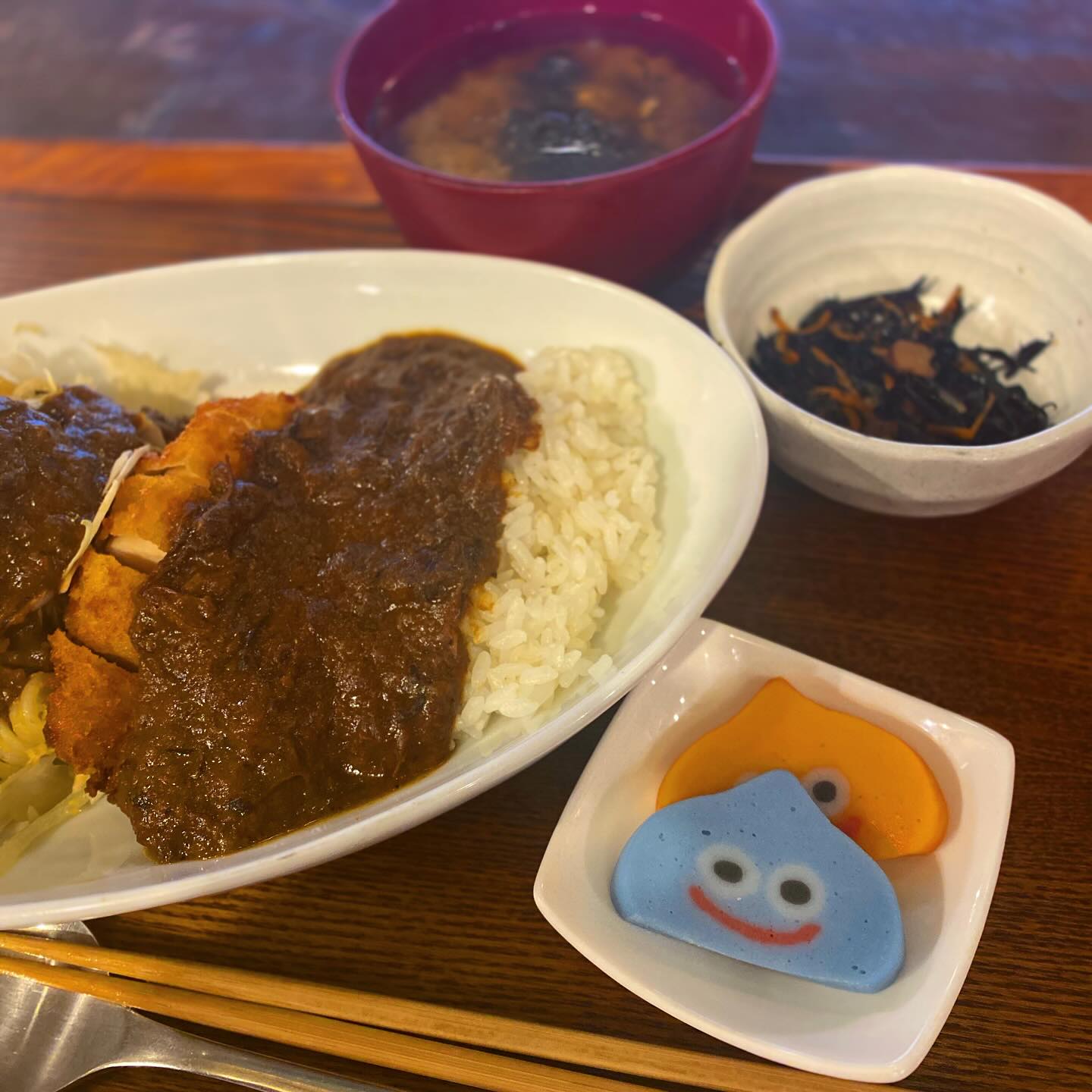 キッチンスタッフナベさんが、この休みに小田原方面へ行ってきました…お土産はスライムのかまぼこ！　みんなの賄いに振る舞われました。可愛い〜。
ちなみに店長の賄いはチキンカツ定食とカツカレーの間盛り。賄いならでは…（麻）