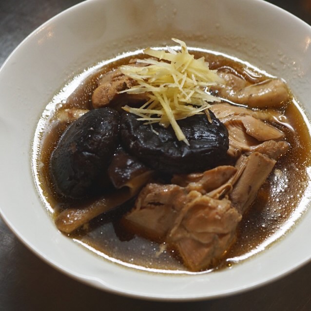 また地味滋味うまうまメニューができちゃいましたよ！　「しいたけと鶏肉のスープ煮」は、ほんのり中華風の煮物です。
干し椎茸と生の椎茸をダブル使い！　干し椎茸の戻し汁と骨付き鶏もも肉のお出汁で旨みたっぷりのところに生の椎茸を合わせて、塩、酒、醤油でシンプル煮込みました。夏バテでもスッとはいる優しい味。密かにオススメの一品です！（麻）