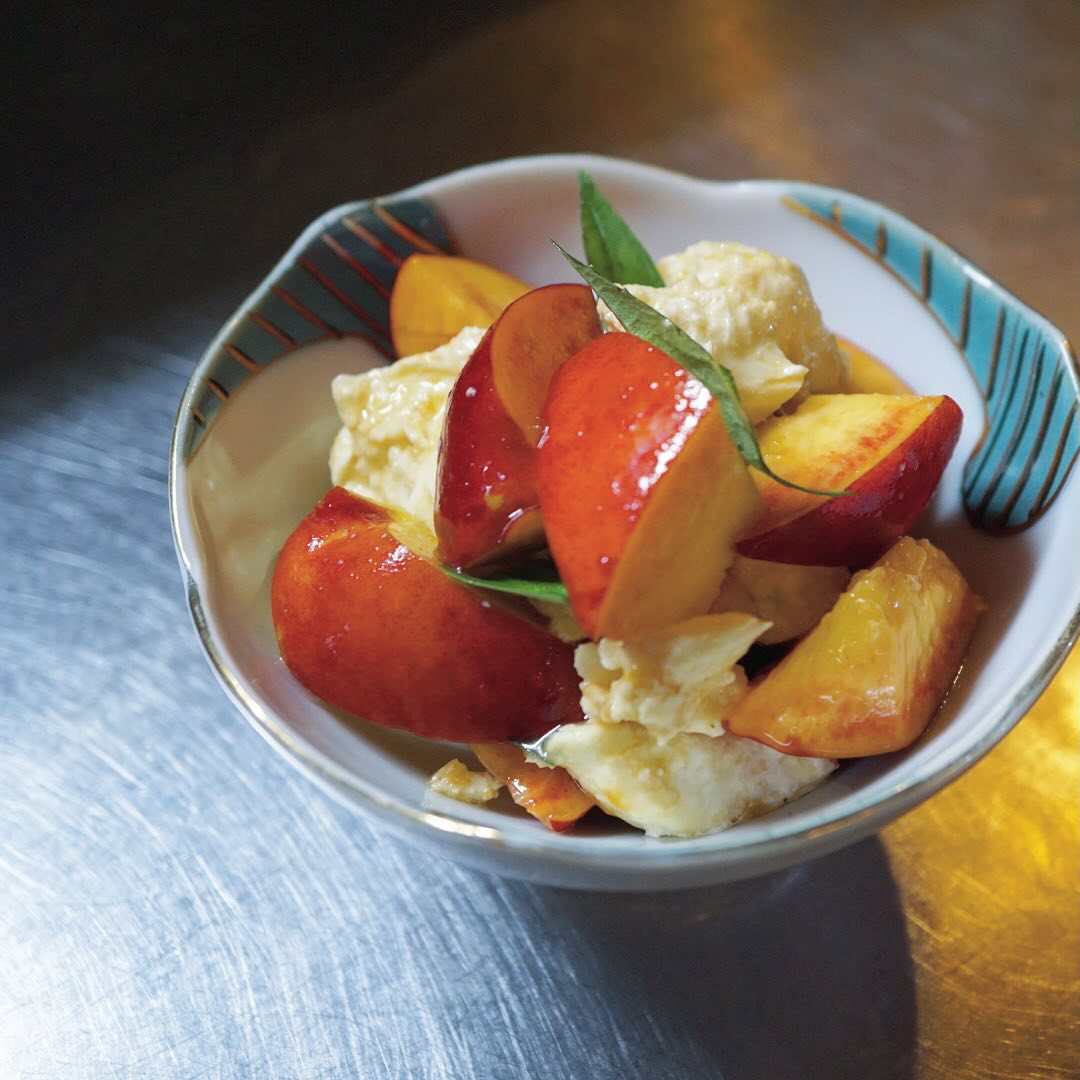 旬だし可愛いし、こりゃ良いね！ってことで新メニュー「ネクタリンとモッツァレラチーズのマリネ」ご用意しております！
桃とスモモの間のような酸味と甘味のバランス、しっかりめの食感が魅力のネクタリン、フルーツトマトにも通ずるような…ということで、ズバリ、カプレーゼをイメージしたマリネに仕立てました。全体を取りまとめますのは、リトスタの美味しいドレッシングの代名詞！にんにくレモンドレッシングで決まり！食べちゃう？　今しかないでしょうっ（麻）