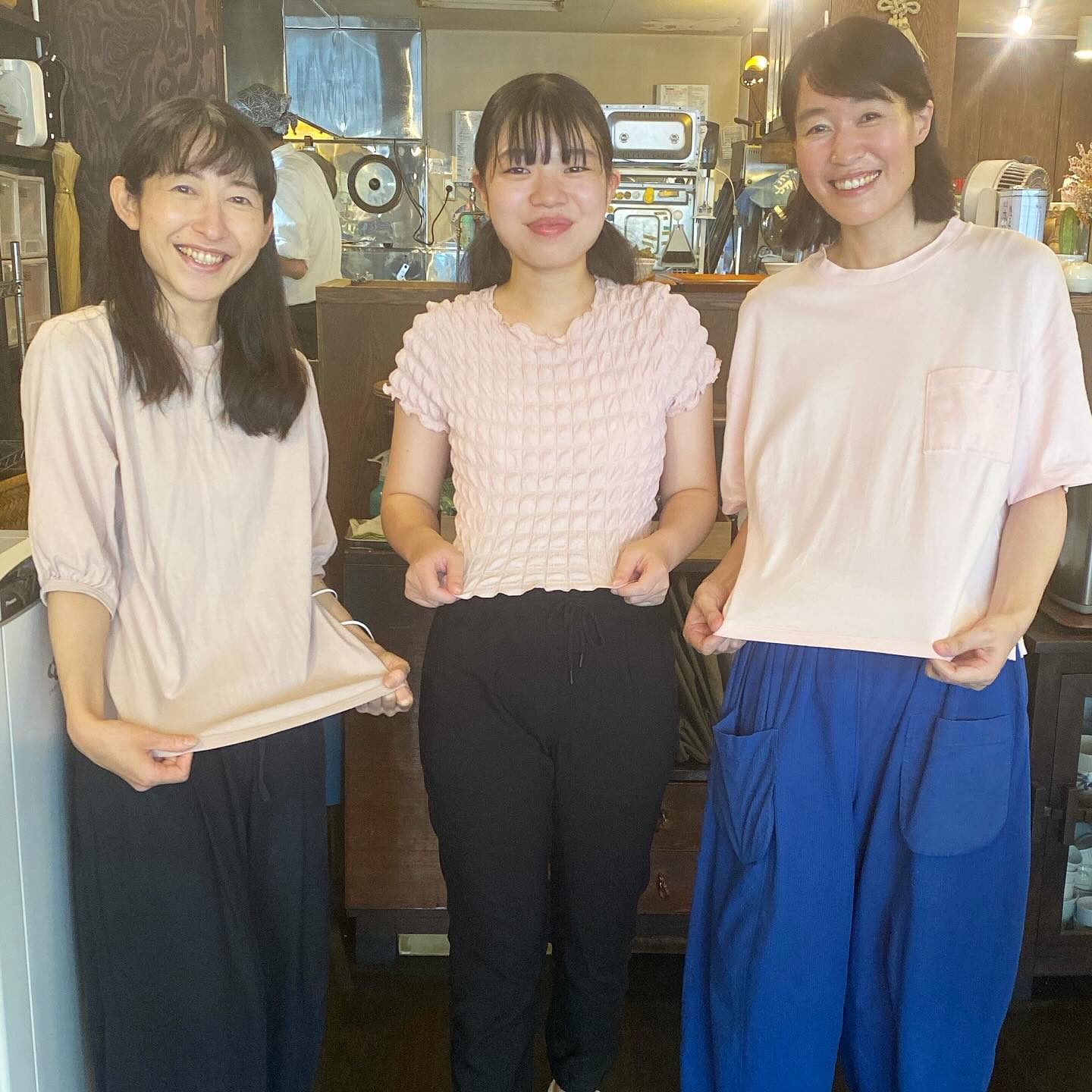 リトスタももレンジャーズ！　本日のスタッフぬまっち、おシゲちゃん、ミナミちゃんの3人が仕事を終えて私服に着替えてみると…あれ！同じ色じゃない⁈ みんなが薄ピンクの服を着ていましたとさ…示し合わせたわけでもないのに、気が合うね！　と、記念にパチリ。（麻）