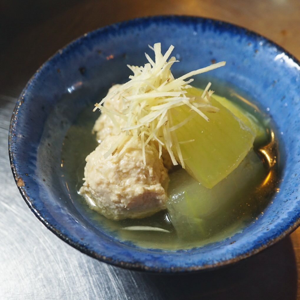 今年は冷やして美味しいがリトスタの流行り？　先日の冷やし茶碗蒸しに続きまして、冷やしもの第二弾は「とうがんと鶏つみれの冷やし鉢」です。
夏が旬のみずみずしい冬瓜に、ふわっと柔らかく仕上げた鶏つみれを合わせて、煮含めました。針生姜を盛り付けたら、香りも食感も涼やかな煮物になりました。
食で涼をとる感じ、風流ですよね！（麻）