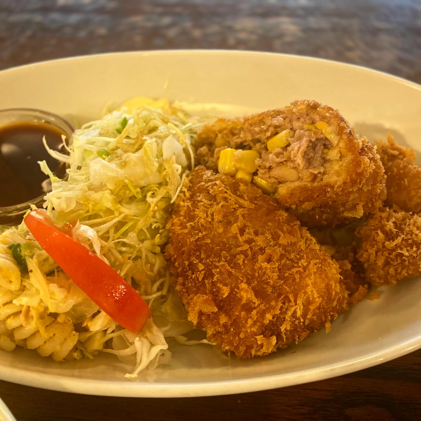 今日のランチ日替わりでお出ししました「とうもろこし入りメンチカツ」は店長ミヤザキとキッチンスタッフなべさん、２人の大のお気に入り。なのに、あんまり出ないんだよな…とうもろこしの自然な甘み、意外とサクッと食べ終えちゃうんですよ！
夜も引き続きお出ししますので、お試しあれ！（麻）