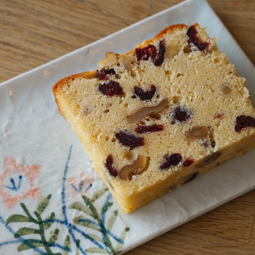 パウンドケーキが切り替わりました！
クランベリーとくるみのパウンドケーキです。クランベリーはリトスタ本（リトルスターレストランのつくりかた）で企画編集執筆をしてくれた山本高樹さんがから先日いただいた、ラダック土産のオーガニッククランベリー、これだけでなんだかとっても美味しそう！　これをキルシュに漬け込んでから、たっぷりのクルミと一緒に焼き込みました。
数量限定、ラダックに思いを馳せつつ、ぜひぜひお試しあれ！