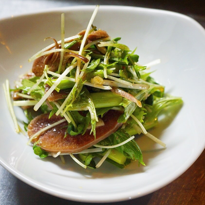 さてさて当店ココントコロ牛タンのメニューがしばしば登場するのですが、今夜はこちら！「牛タンとアスパラ、香味野菜の冷製」！じっくりやわらか〜く煮た牛タンはスライスしたら、ぷりぷりアスパラにさっくり香味野菜野菜をあわせたら、人気の自家製にんにくレモンドレッシングでいただきます！まずはさっと前菜にぜひ〜★（お）