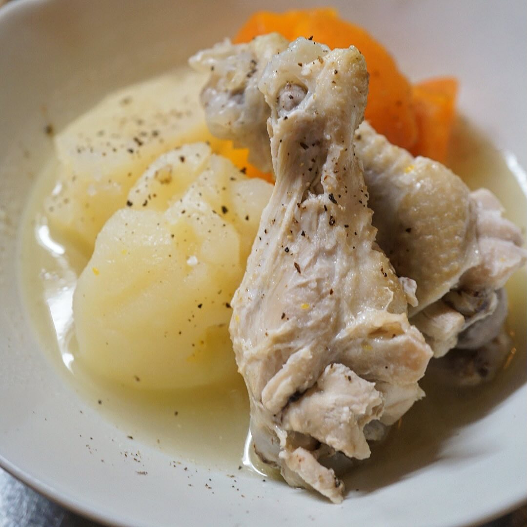 さてさて久しぶりの登場は「塩鶏じゃが」！下味つけてやわらかく蒸し煮にした鶏手羽元に、ほくほくじゃがいもににんじんをあわせたらシンプルに塩とにんにくで風味をつけた、ちょっと変わった？肉じゃがですよー！（お）