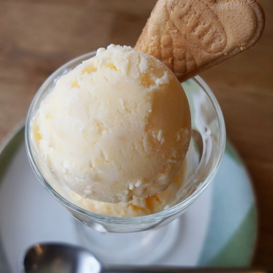 さてと自家製アイスクリームもちょっぴり秋の新メニュー！「洋梨とクリームチーズのアイスクリーム」！洋梨は白ワイン仕立てのコンポートにしてやさしい甘さ、北海道産のクリーチーズのちょっとこってりした旨みを合わせてた、ちょっぴりリッチな口当たりは秋のアイスクリーム出来ましたよーっ！（お）