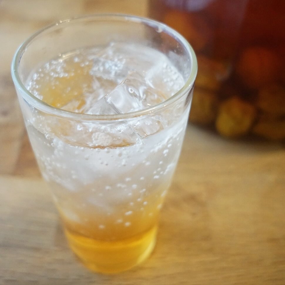 夏の梅シロップに赤しそシロップも終了で先週末から登場は「自家製梅りんご酢」！いや、これがちょっと酸っぱくはあるんですが、逆にその分クエン酸！って感じで、長く暑かったこの夏の疲れが出ちゃうよこの時期にまさにうってつけ！ソーダ割りに水割り、もちろんお酒はサワーにも出来ますよー！ぜひ〜★（お）