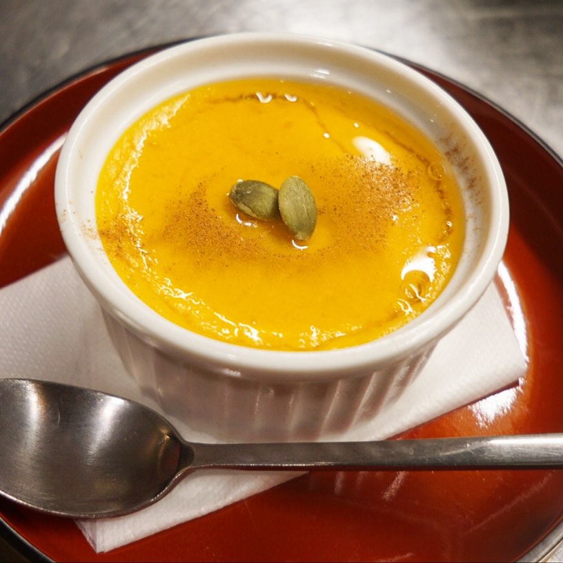 さてと10月も折り返しで遅ればせながら今月はやっぱりパンプキン！当店かぼちゃのとっておきデザートは毎年恒例「かぼちゃのプリン」！かぼちゃそのもののほっくりした甘味、しっとりなめらかな口当たり！はちみつとシナモン、かぼちゃの種をちょいと添えてお召し上がりですよ〜！（お）