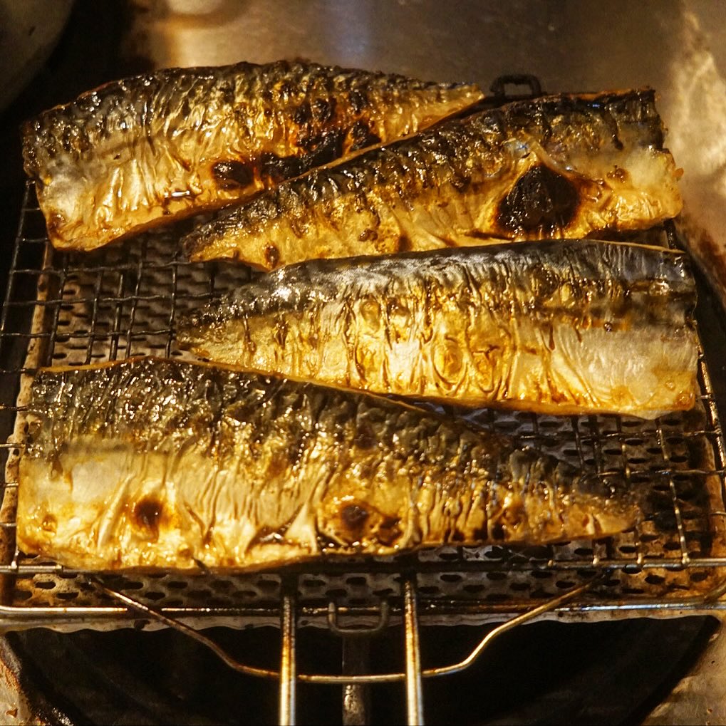 さぁさぁ、今夜もサバが焼けました！（笑）これをほぐしてオリーブオイルに漬けといて、またお昼にはあつあつ新米にのっけ盛りで「サバの干物と香味野菜どんぶり御膳」でお出しするんだからね！まずはかんきつを絞って、後半戦はちょろりとお醤油で味変するんだからねっ！（笑）（お）