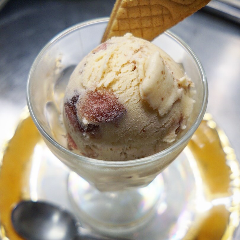 いや、やっぱりこうも暑いとまだまだヒエヒエアイスがうれしね！（笑）と、出ました！新作！！「いちじくとクリームチーズのアイスクリーム」！
赤ワイン仕立ての自家製いちじくコンポートのやさしいけどちょっと独特な風味と甘さ、北海道産クリームチーズで旨味もしっかり！秋のアイスクリームですよ〜★（お）