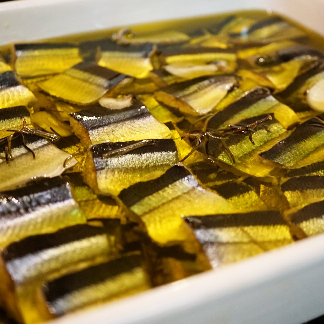 この秋はじめて仕入れたさんまは、店長ミヤザキ自ら捌いて3枚に下ろしたら、ハーブや黒胡椒、にんにくなどなどで風味をつけたオリーブオイルは低温で煮て旨み満点のコンフィに！今夜は香味野菜といっしょに新米ごはんにのっけ盛りの秋のどんぶり登場です！ぜひ〜★（お）