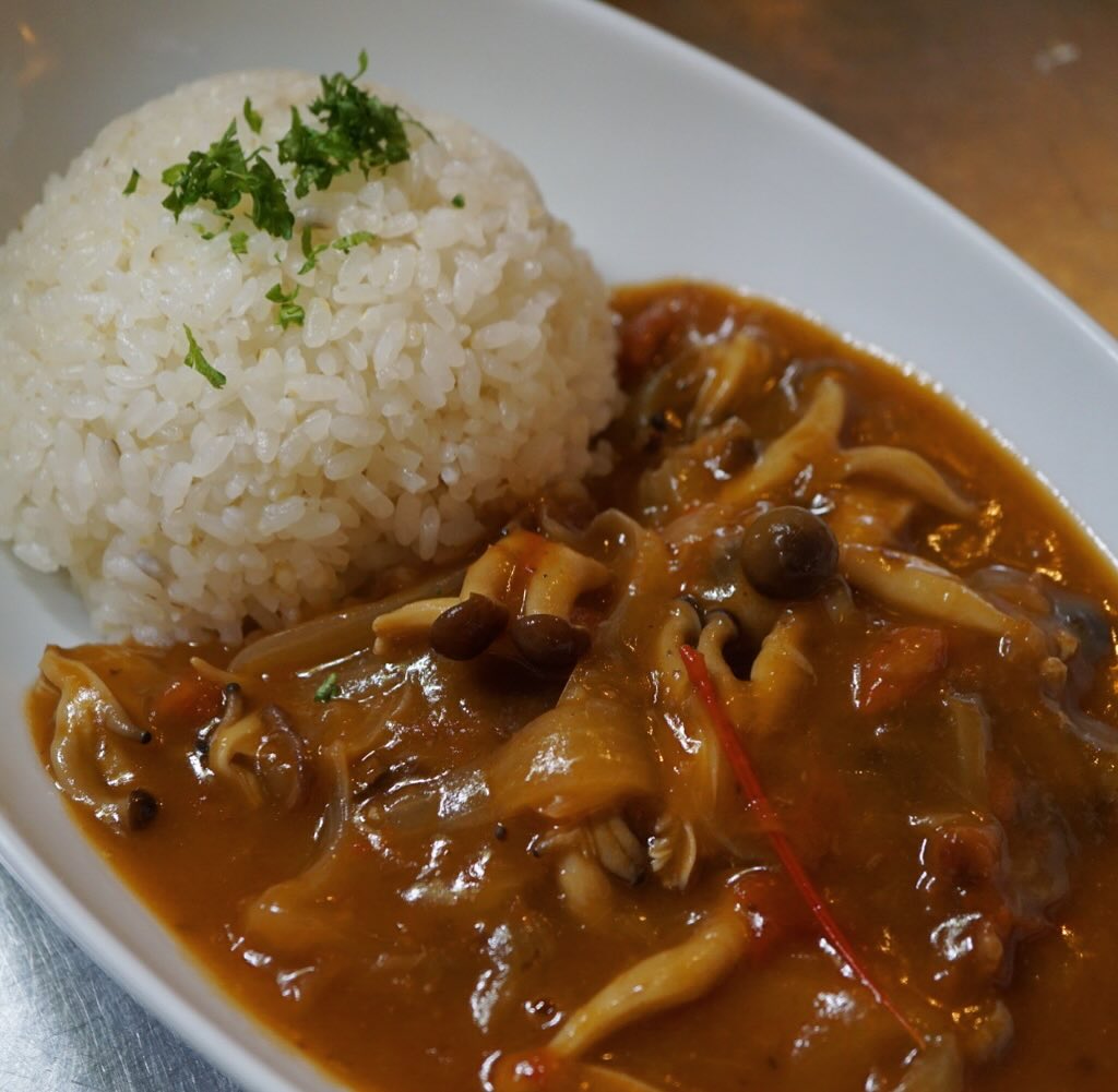 しつこいようですが、ごろっと牛肉の入ったハヤシライス！お出ししておりますよー。
コトコト柔らかくなるまで煮込んだ牛スネ肉と、赤ワインとトマトピューレでさわやかな酸味を合わせて、自家製のルーは飴色になるまで炒めた玉ねぎが旨味のポイント！　手間暇かけて仕上げております、これは一食の価値あり？！（麻）