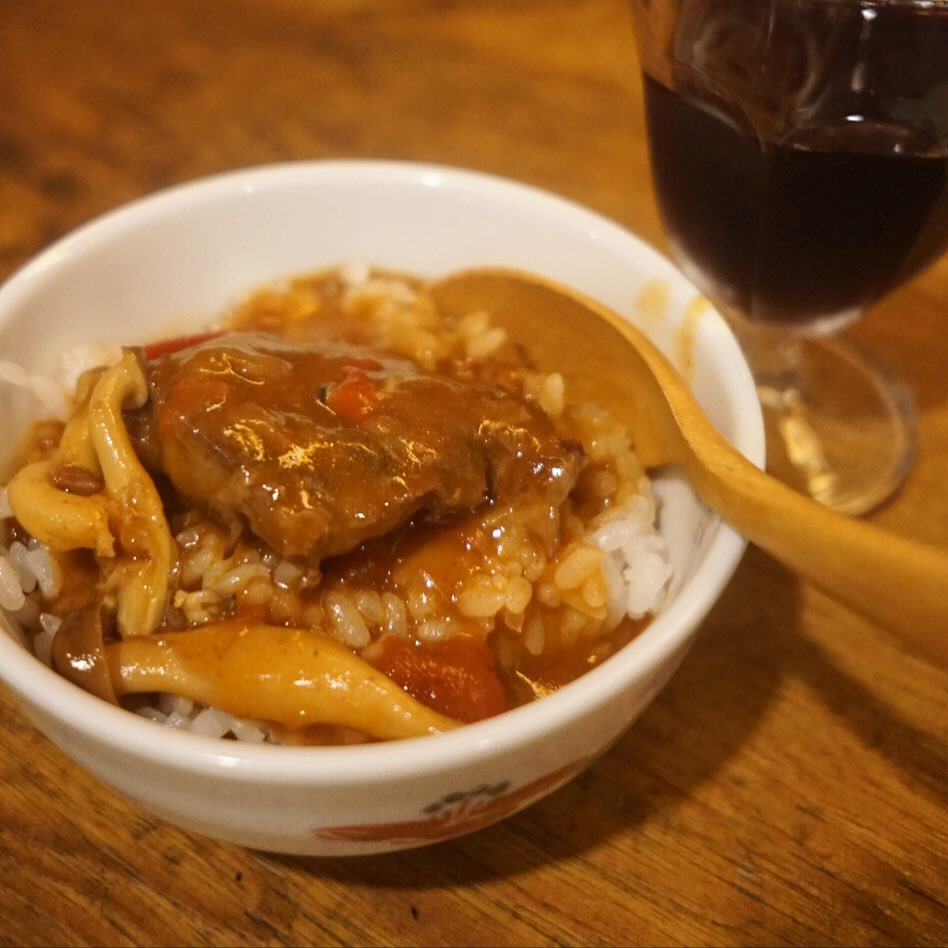 ああ、なんだかんだで忙しかったです金曜の夜！（ありがとうございます！）閉店後ちいさな賄いは今週末のとっておき！ハヤシライスをちいさくお茶碗でいただきました！（ありがたいっ！…笑）これで明日もがんばるぞと（単純）…みなさんはまずはお昼時ぜひ！（只今店長ミヤザキ絶賛仕込み中です！）（お）