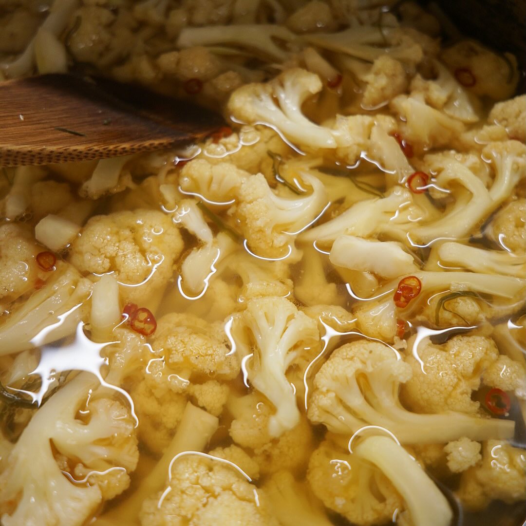 オープンの頃から変わらず人気の小さなメニューは「カリフラワーのあちゃら漬け」！ちょうど今がカリフラワーの旬！しかも地元産がまるまるぷりぷり元気ですっかりおいしい季節ですよ！まだたべたことのないお客さんはぜひとも勇気を出してたべてみてー！（笑）（お）