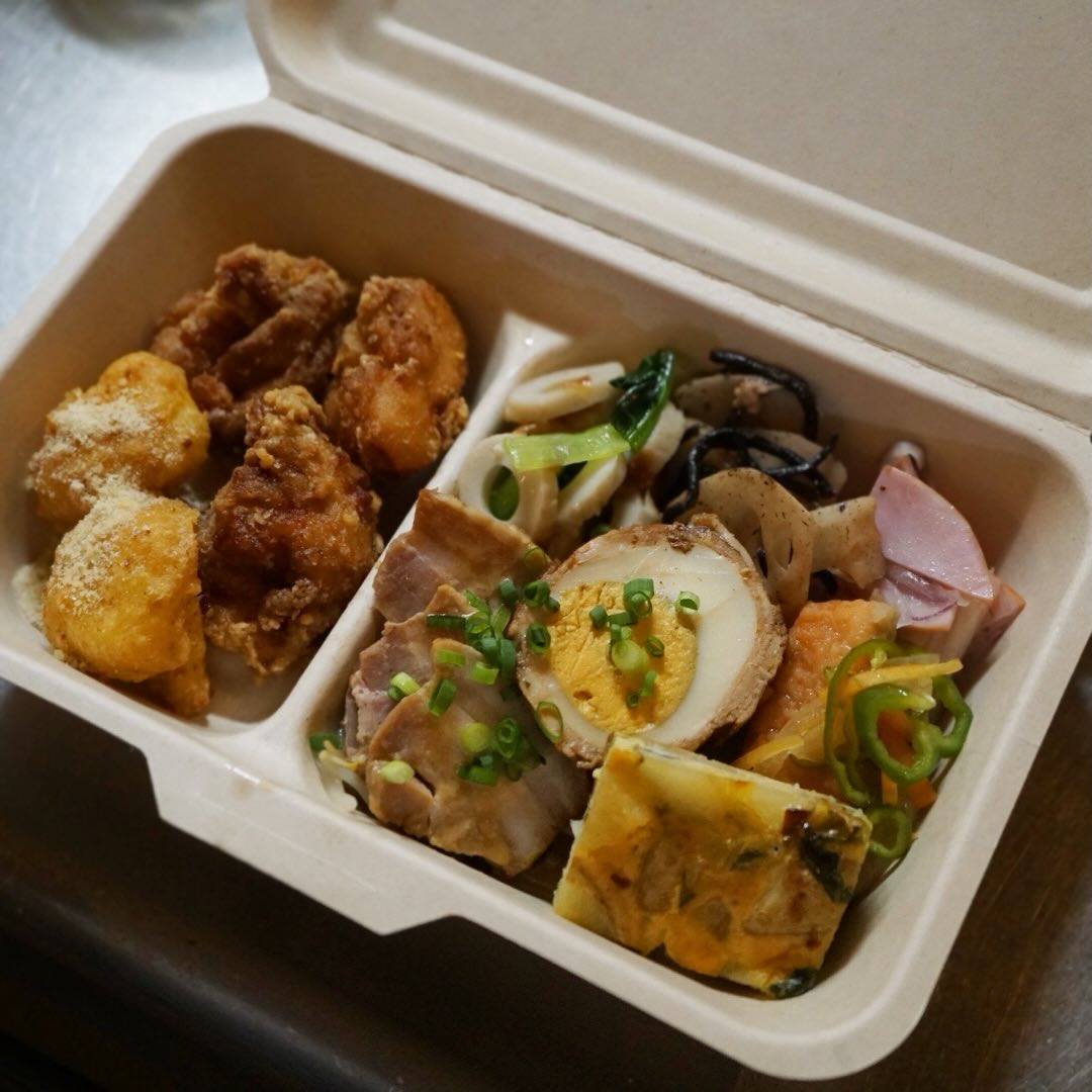 年末お疲れ様です! 昨日で年内の営業を終了しましたリトスタ、バタバタでアップできなかった写真をお出ししていきますよ!
まずは年末の忘年会用にお作りした、1人ずつ別盛りのごちそうちょこもり! インフルも流行ってるし、1人ずつの方が安心よね!ということでお作りしました。自分の分を誰に取られることもなく、自分のペースで食べられるのも魅力ですね! 笑
(写真はおひとり様2500円のものです)(麻)