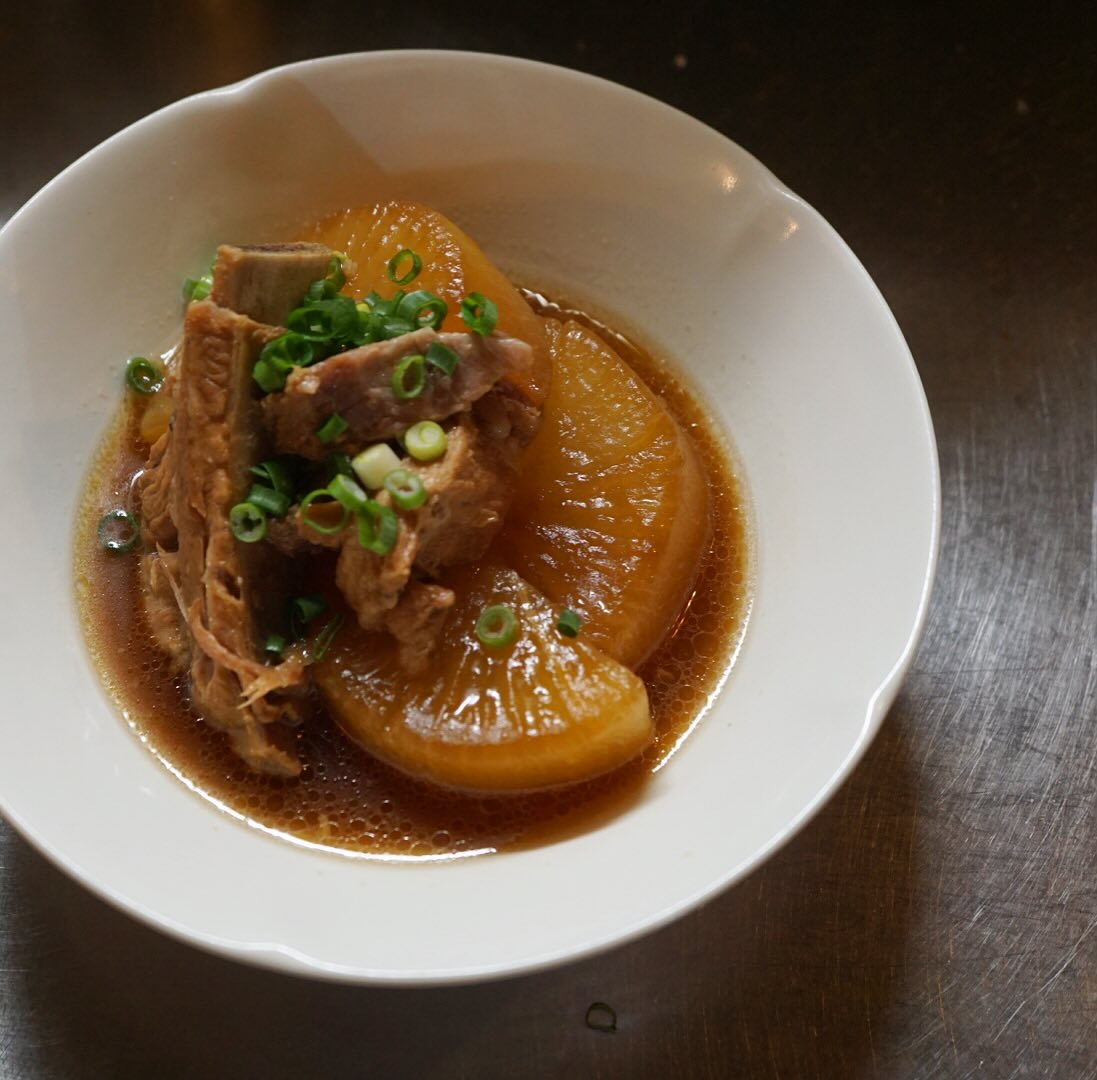 寒いから、あったかーくてホッとする味を…「スペアリブと大根のこっくり煮」いかがですか？　スペアリブをコトコト煮込んで旨みのあるスープを引き出したところへ、大根を投入してさらにコトコト…大根の甘みとほのかな苦味…渾然一体となって甘辛味でまとまりました！　冬らしいこっくりとした煮物、安心の味です（麻）