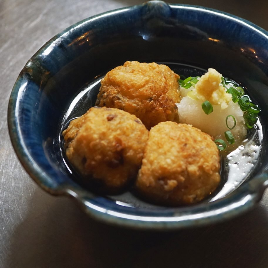さて、地味〜に始まっております1月の第三週、まずはあったかメニューですよ「里芋だんごの揚げ出し」は蒸した里芋と干し椎茸、蓮根をあわせて丸めてふわふわのおだんごに、さらにそれを揚げてお出汁に漬けるという手間暇かけたのに地味な仕上がりな一品　笑。ふわトロの揚げ出しをお楽しみあれ！（麻）