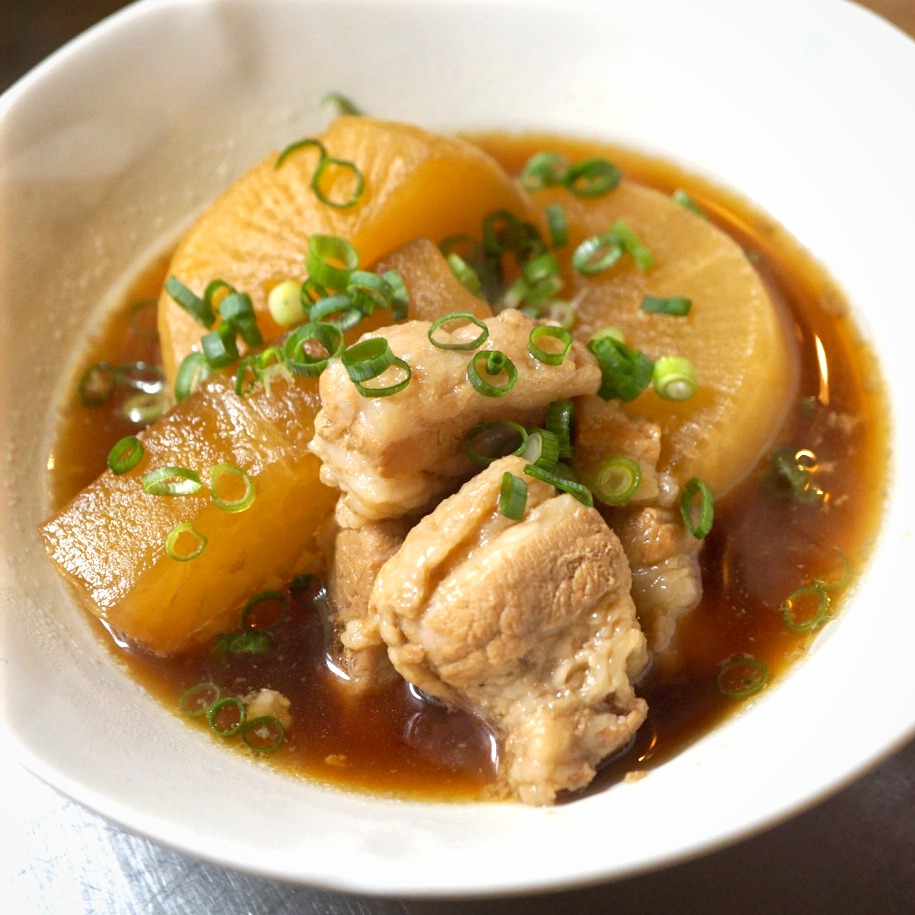 いやいやぱっとしないお天気なら、しっとりやさしいお味の煮ものなんていいのでは？と木曜日の夜（苦笑）おススメなのが「豚バラ肉と大根のこっくり煮」！
しっかり旨味の豚バラ肉はみずみずしい大根といっしょに甘辛〜くこっくりこっくりじっくり煮込んだら、ごはんにもお酒にもうってつけですよ〜★（お）