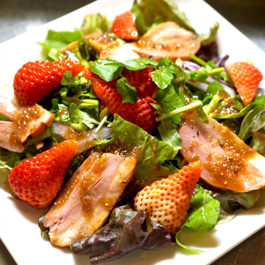 久しぶりに登場は春のサラダ！「いちごと合鴨スモークのサラダ」！いや、春のお花畑みたいなサラダは、フレッシュな旬のいちごの香りと酸味に合鴨スモークの風味と旨味！ざくざく緑の葉もの野菜と合わせたら、自家製バルサミコドレッシング！もちろん春らしくうきうきいただきましょう〜★（笑）（お）