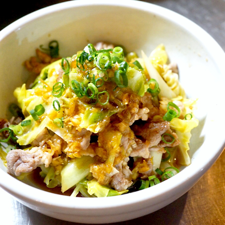 いや「たけのこ」だとか「ふき」だとか「そら豆」などなど連日春の味覚でいっぱいの日替わりメニューでが、やっぱりワタクシ的にはこの「春キャベツと塩豚の酢蒸し」は外せない！（笑）塩豚の旨味に春キャベツのやわらかいおいしさ！蒸したてあつあつに特製中華香味だれがすこぶるうまい！ぜひぜひ〜！（お）