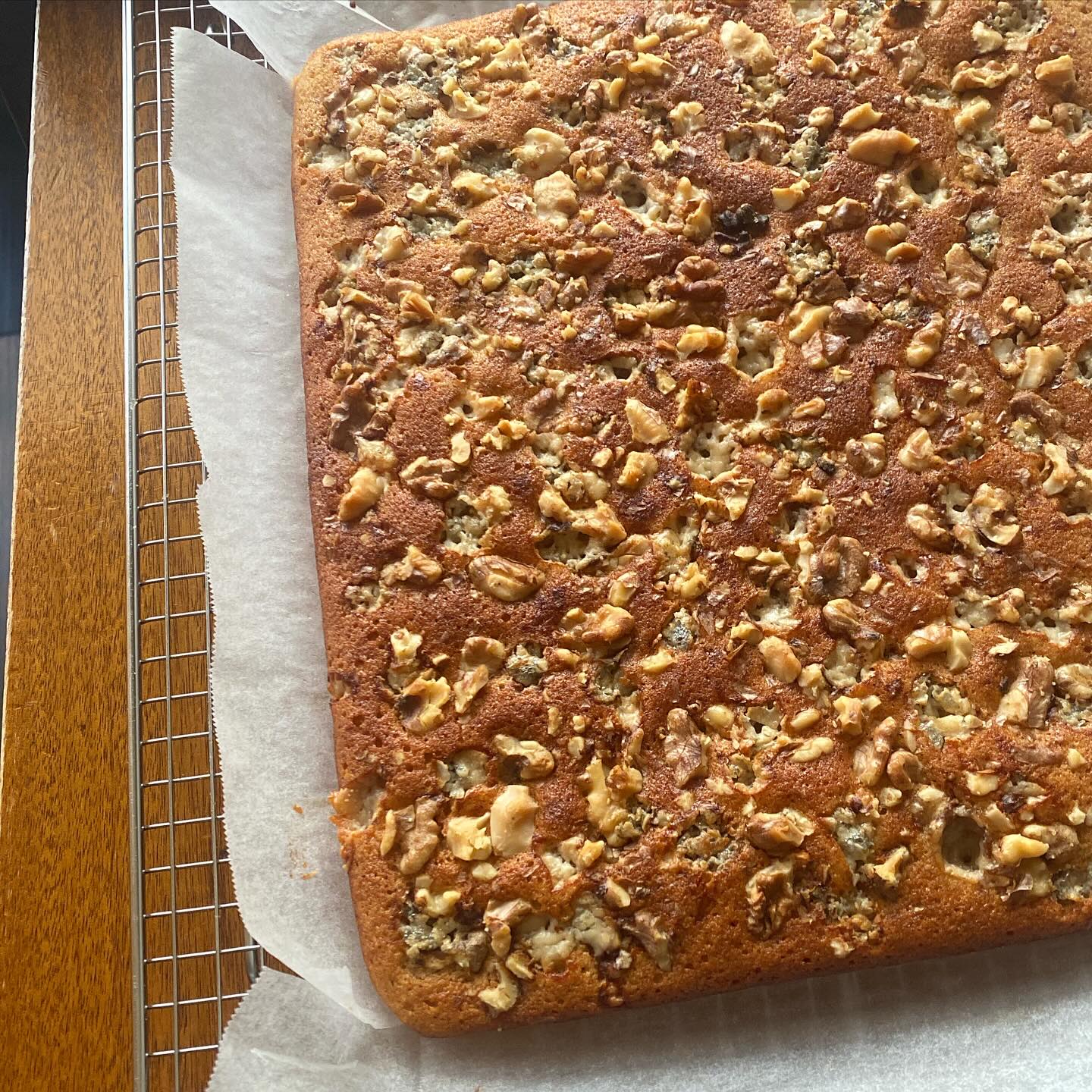 テイクアウトでお出ししている、新作ケーキ！　ゴルゴンゾーラとクルミのケーキが、評判が良いので調子に乗って増産！しております。いつもと少し違うスティックケーキ風の形に切って、甘塩っぱいツマミにもなるケーキは、一部の方がまとめ買い、リピーター続出で、店長ミヤザキも手応えを感じております。今週の焼き菓子は喜界島ざらめのフィナンシェ（残りわずか）、自家製林檎ジャムとくるみのブラウニーがございます！
さらに、引き続き店内ではいちごのババロア、バナナカルダモンアイスがございます！　ババロアはゴールデンウィークいっぱいまでの予定ですが、いちごの入荷状況にもよりますので油断せず、まだの方はぜひどうぞ〜（麻）