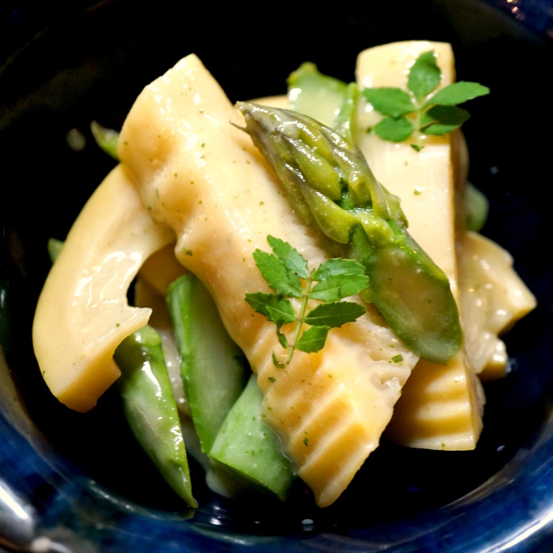 今週メニューインしたばかりだけれど、そもそもたけのこシーズンがGW最終日の6日までだから、なにげにお召し上がりなら今がチャンス！「たけのことアスパラの木の芽あえ」！シャキシャキたけのこにぷりぷりアスパラは風味のよい旨口自家製山椒味噌でしっとりとあえた木の芽あえ！まさに春の幸〜★（お）