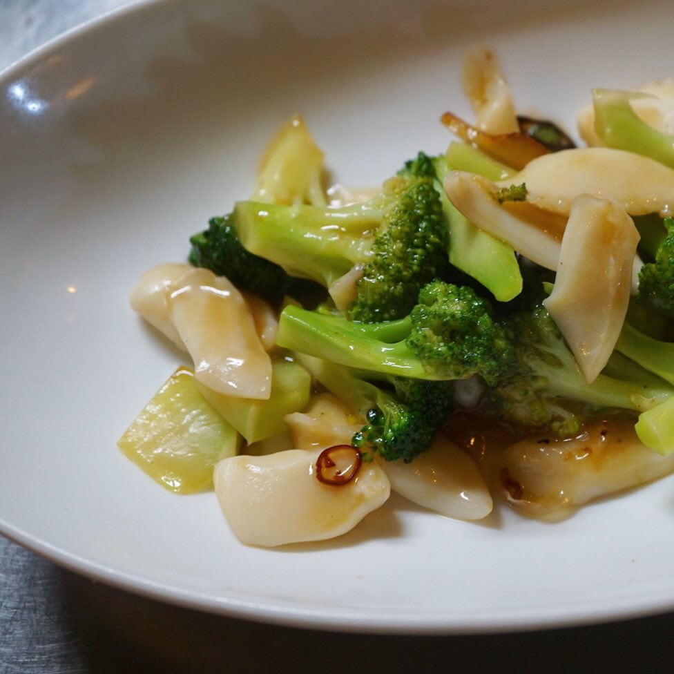 ありそで無かった新メニュー！　イカとブロッコリーの香り炒め、お出ししております！
さっと茹でしたブロッコリーとイカを、塩・酒・オイスターソースのうまみのきいた合　わせだれでいため合わせております！
あっさり旨口、夏にぴったりな炒め物です！