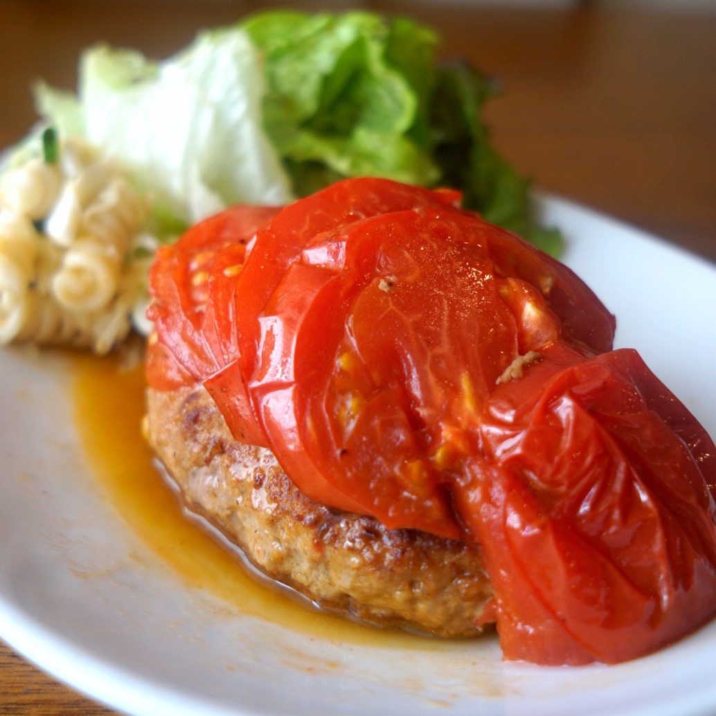 いや実はなにげにのんびりでした木曜日のお昼時（苦笑）...となればもちろん片付け仕込みはさくさくススんで、早番スタッフは仕事上がりはいつもよりもずいぶん早くて、それなら今日はみんないっしょに賄いは夏のスペシャル！「フレッシュトマトのハンバーグ」！（笑）
ワタクシも便乗していただきましたけど、えぇ、これですコレです！夏の本命ハンバーグ！暑ければ暑いほどおいしいかもよ！（笑）ぜひッ！（お）