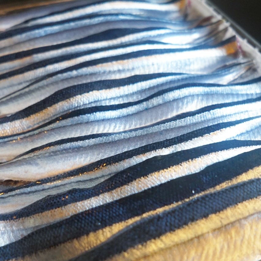 来ましたよ！これ、なんだか分かりますかー？　そう、秋の味覚、秋刀魚、さんまです！　さんまも今や高級魚の仲間入りって感じではありますが、やはり季節に一回は食べておきたい…豊洲より直送でピッカピカのさんまを仕入れましたよ！
店長ミヤザキみずから捌きまくって、まずは南蛮漬けでお出しします。この週末、オススメの一品です！（麻）