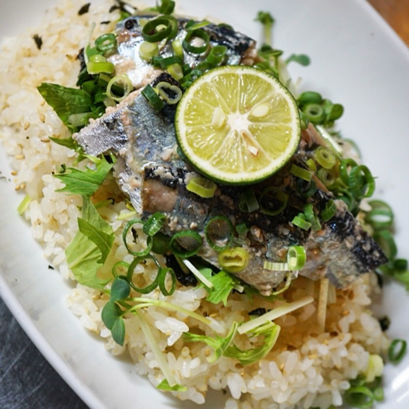 いやいや今年の秋刀魚はぷりぷり豊漁だぁ!と今週末のとっておきは秋の味覚!「さんまのコンフィと香味野菜どんぶり御膳」〜★
ハーブやスパイス、にんにくを入れたオリーブオイルは低温でじっくり煮た旨味満点さんまのコンフィとさっぱり香味野菜を新米ごはんにのっけ盛り...まずはすだちを搾って、後半はお醤油で味変がおススメっ!(お)