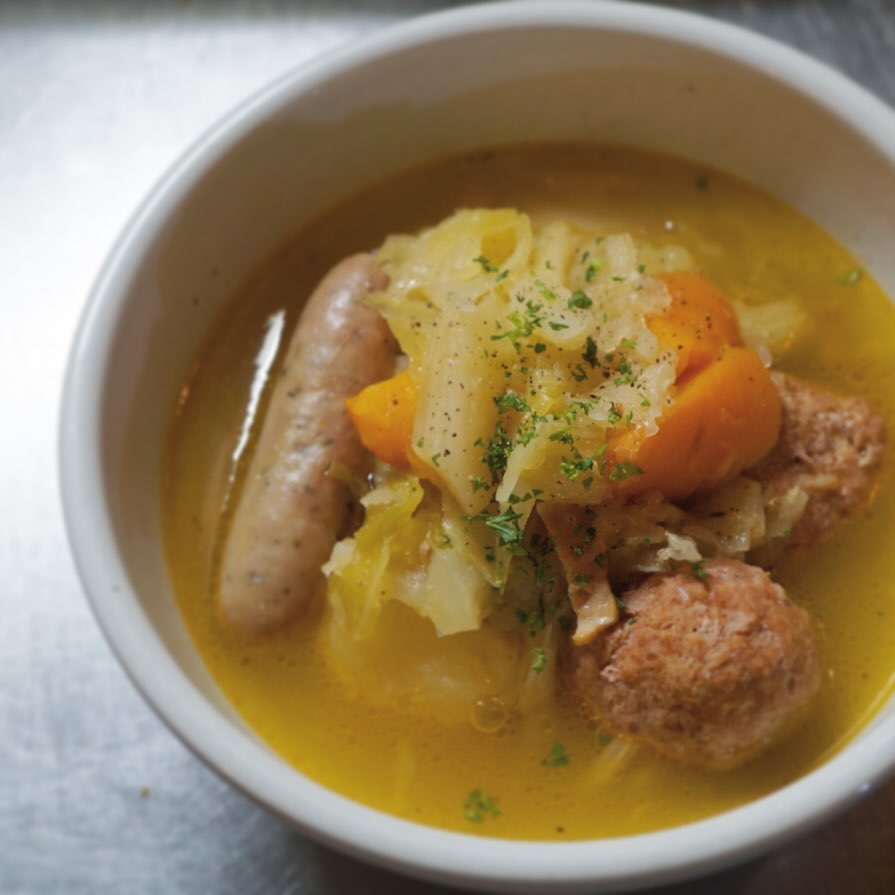 今日は暑さもひと段落…暑くて冷たいものばかり食べていたお腹に、やさし〜い、あたたか〜い、思いやりはいかがですか？
肉だんごとハーブソーセージ・野菜のポトフ風は、キャベツに人参、ジャガイモなどたっぷり野菜に肉だんごとハーブソーセージの旨みをあわせるようにコトコト煮込んだ、やさしい味わいのスープ煮込み。疲れた胃腸に癒しを！ごはんにもワインにも合う一品、召し上がれ〜（麻）