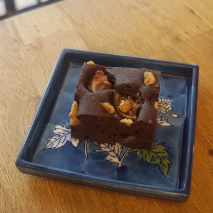 小さなケーキ、切り替わっております！　定番のパウンドケーキのほかに、小さめのケーキをなるべく1種は作るという自分で決めた謎のルールで色んなケーキを作って来ましたが….あまり小さくないね！と言われます　笑　パウンドケーキに比べれば、ま、小さいということで、今回は「いちじくとクルミのブラウニー」です。意外とこの組み合わせはお初です。いちじくは自家製コンポートあっさりとした白ワインベース。軽めだけどしっとりを目指して作っておりますブラウニー、食後でもいけちゃうはず！（麻）