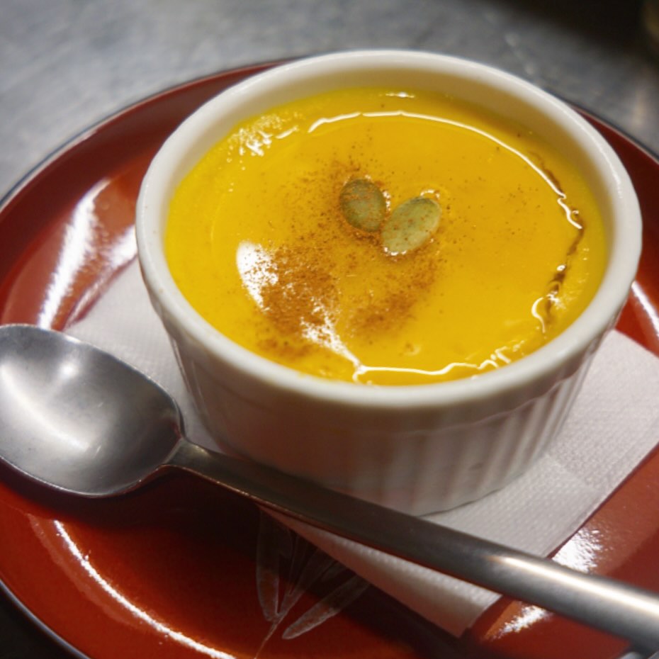 先週から始まっております、リトスタ的ハロウィンデザートは「かぼちゃのプリン」！
その他にはハロウィンの要素が全くない当店ではありますが、毎年このかぼちゃプリンだけは欠かさずご用意しております。
プリンというより、かぼちゃ！という感じで、罪悪感が少ないと評判のこのプリン、かぼちゃの滑らかな舌触りと風味、仕上げにかける蜂蜜の甘味とシナモンの香り、我ながら絶妙で、課金して食すスタッフが続出！
この季節ならではのデザート、今月いっぱいはやります！そのあとは未定ですので、食べ逃しなきよう、よろしくお願いしますねー！（麻）