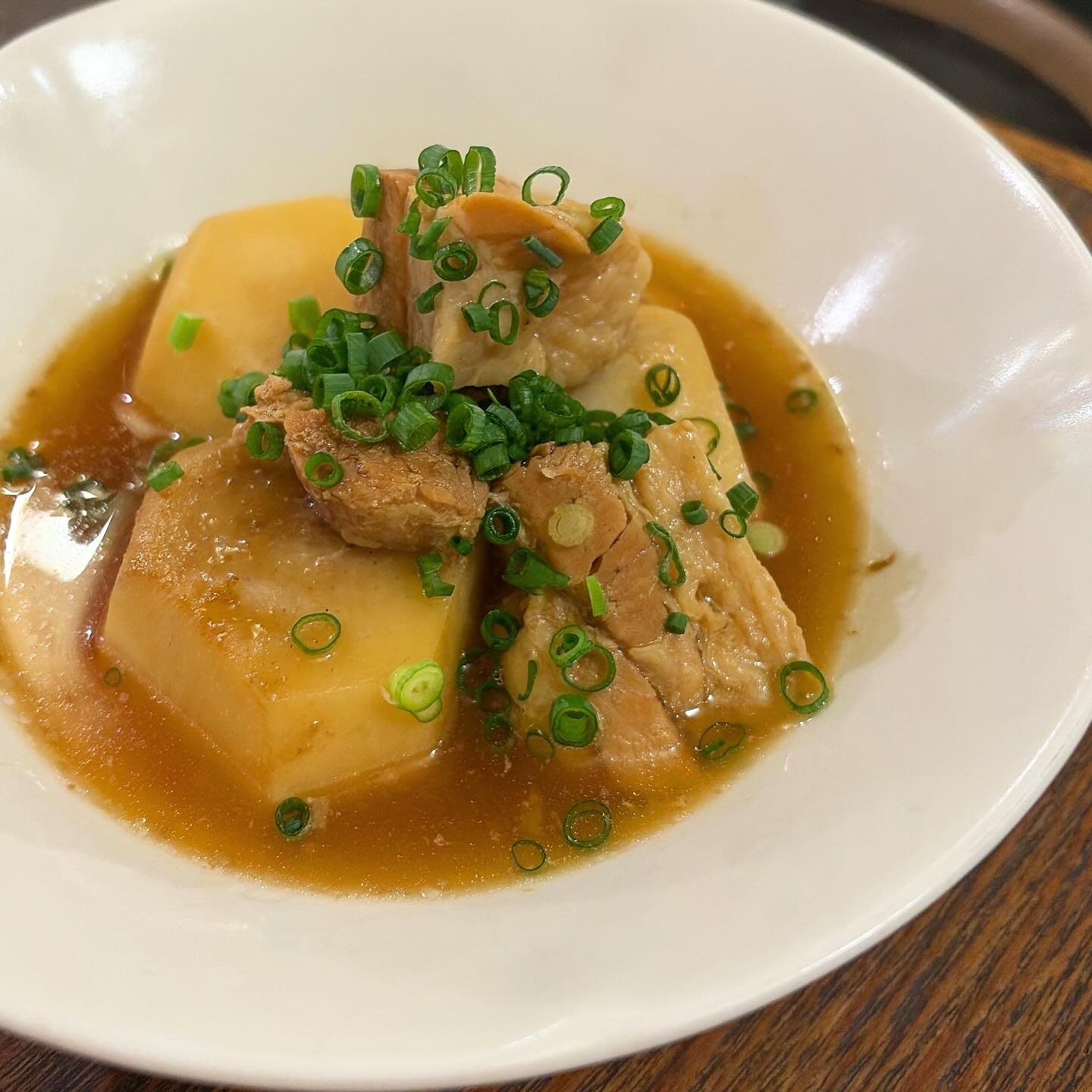 秋と言えばサンマがアイドル並みに人気なんですけど、密かな人気者…それは里芋！
リトスタではさまざまな里芋メニューをお出ししておりますが、今週末は「里芋と豚肉の有馬煮」でお出ししております！　ねっとりとした旬の里芋に柔らかく煮込んだ豚肉、有馬名物山椒で香りをつけた甘辛煮…地味ながら間違いない美味しさですよー（麻）