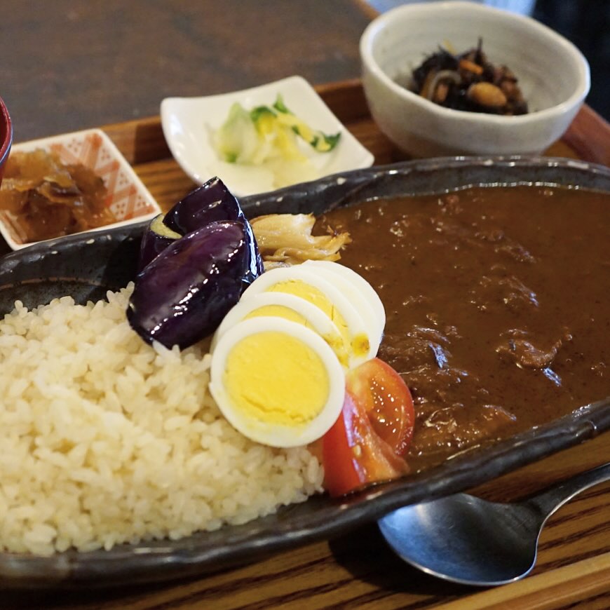 小さなランチの新メニュー…！ チキンカレーにゆで卵がトッピングできるようになりました！　カレーにゆで卵、テッパンの組み合わせですよね。もう多くを語りますまい。チキンカレーにたまごだから親子カレーですな！トリカラをのっけてもさらに旨し。なぜ今までなかったのか不思議な小さなオプション、カレーをご所望の際は是非合わせてお楽しみくださいね♪（麻）