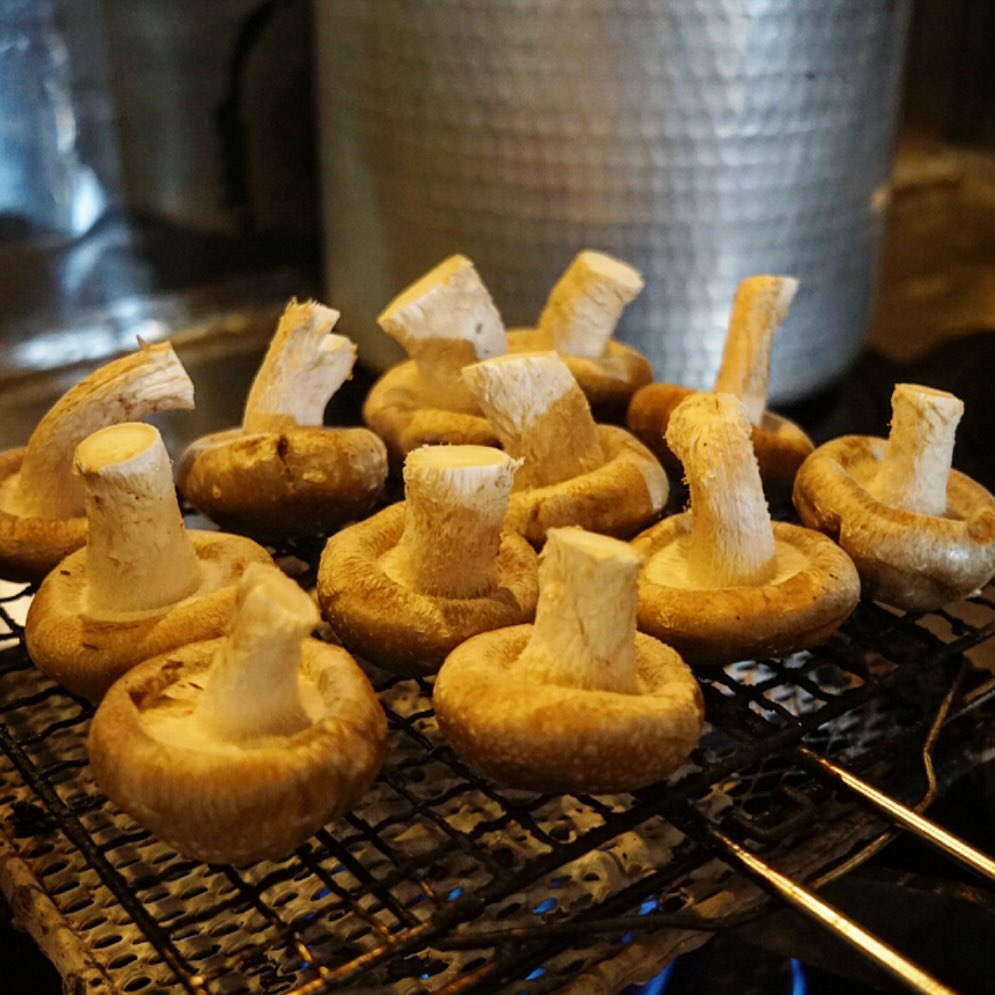 さてと文化の日の連休3連休初日は土曜日…ランチタイム終わって午後の仕込み…コンロの上ではしいたけのみなさんが仲よく焼かれておりまして（笑）、えぇ、みなさん今夜の冷前菜日替わりは「焼きしいたけと春菊の白あえ」になるんですねと…なにげに2014年以来実に久しぶりの登場で、すでになかなかの人気ですよ！ご注文ぜひ〜★（お）