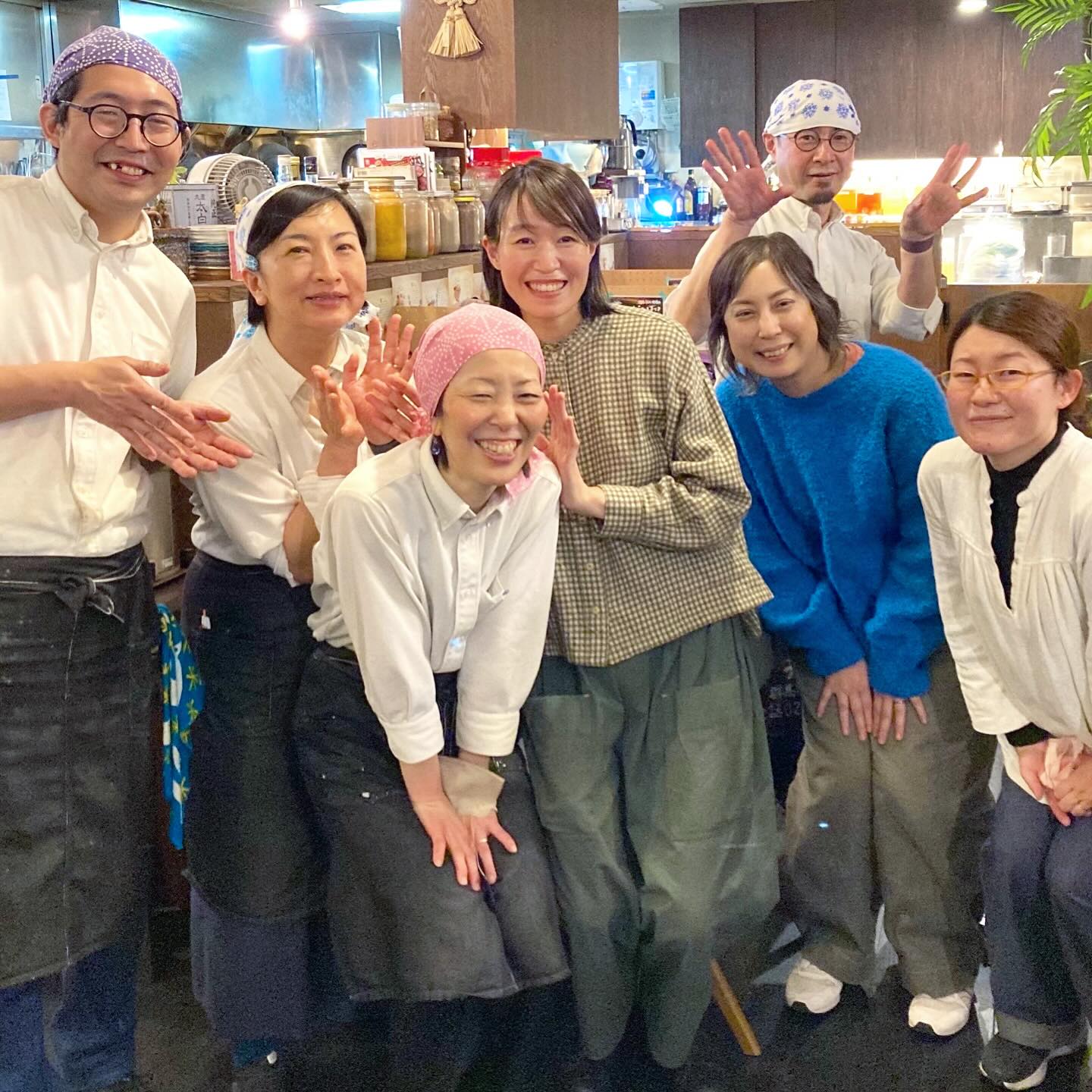 今年もみなさま大変ありがとうございました！　無事に年越しちょこもりのお渡しも完了し、本日よりお正月休みをいただいております。
ところで、ご存知の方も多いと思いますが、昨日を持ちまして、夜の主要スタッフでありました、いのっちが卒業となりました！　人生の次のステップへ向けて、前向きな門出です。みなさま明るく楽しく見送っていただき感謝です。
昔からの仲良しのお客様が、昨日のスタッフの顔ぶれを見て、みんな揃ってる！写真撮りたい！と写真を撮ってくれました。卒業するいのっちを囲みますのは、リトスタのベテランＢ型の３人組、ぬまっち、ウメさん、クロコ（いのっちに古参ガールズとあだ名を付けられた　笑）、キッチンの片腕ナベさん（歯の治療中で抜けてますが　笑）、そしてワタシとokayanのオーナー夫妻。
頼りになるスタッフに囲まれて、良い仕事して、今年も気持ちよく年を越せそうです。
今年もお世話になりました。
良いお年を！
そして来年もよろしくお願いします！