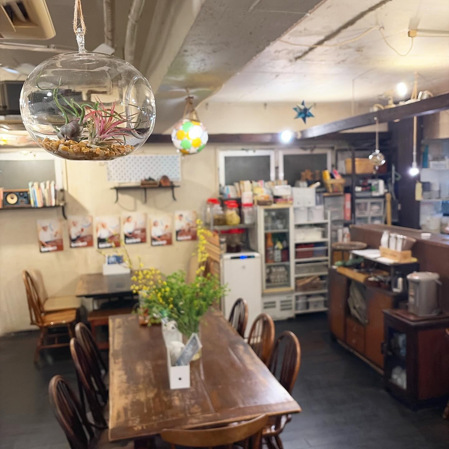 リトスタ、すだれやめたってよ…！
ということで、コロナ以来、お席の間を区切るように設置しておりました、すだれとパーテーションを撤去致しました！　もともとスッキリとした広い空間だったリトスタの全貌が明らかに。窓際のすだれも新たに防火処理をしたロールスクリーンに取り替えた結果、なんだかお店の中がスッキリしすぎて…なにか有機的なニュアンスが欲しくなりました。
そこで、これ！ 天井や梁から、エアープランツの入ったハンギングを飾ることに。リトスタの象徴星のランプと一緒に、空中に浮遊するように飾ったガラスのボールたちは、小さな星々のよう…イメージは小さな宇宙！
ぜひお食事と合わせてお楽しみいただければ嬉しいです！（麻）