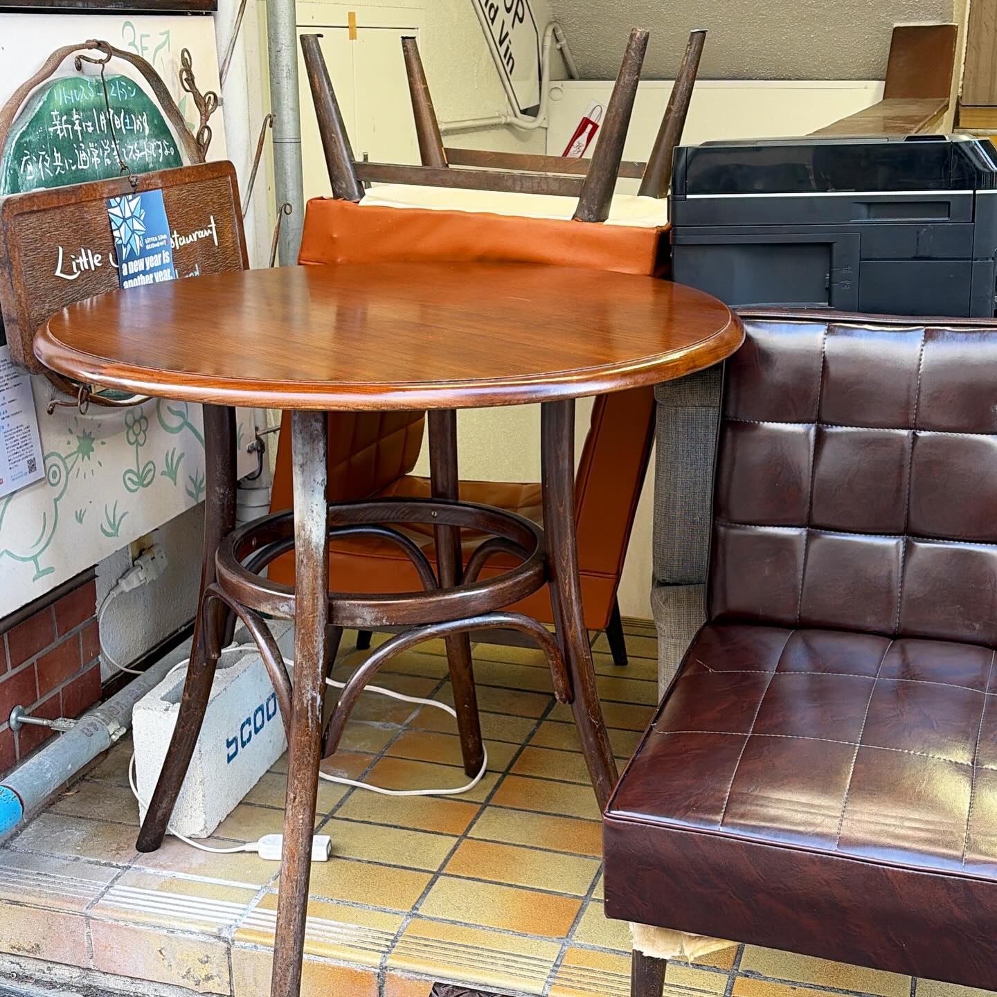 リトスタ、ソファやめるってよ
というわけで、この正月休み、店内をすこーしだけリニューアル。ソファのお席を廃止することにしました。ソファがだいぶ古く、食事するにも、食べにくい場面が多かったことが大きな理由です。シンプルに座りやすいテーブルを代わりに追加して、椅子もいくつか購入しまして、よりお食事を楽しんでいただけるお店になったかな、と思います。
他にも少しずつ店内が変わっております。休み明け、間違い探しをお楽しみくださいませ!(麻)